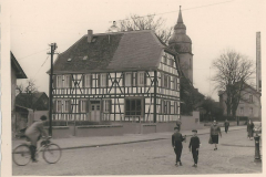 Arheilger Pfarrhaus mit Kirche